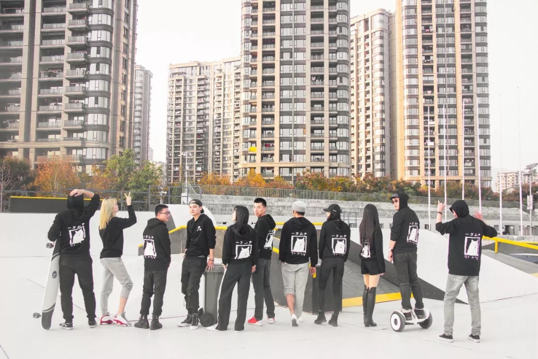 定制加绒卫衣 既保暖又时尚的年会活动服装