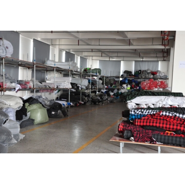 定制年会服饰，供应商报低价后加价怎么办？