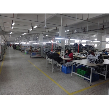 风衣定制实力厂商：源头工厂工艺与口碑深度